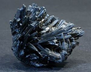 Cristal de estibina, minério de antimônio