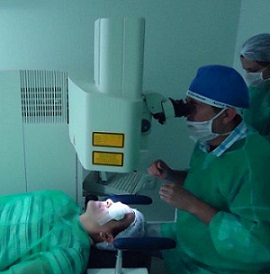 Cirurgia ocular realizada com Excimer laser, que utiliza criptônio